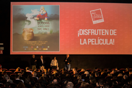 Una sala de cine repleta de gente durante el estreno de la película 